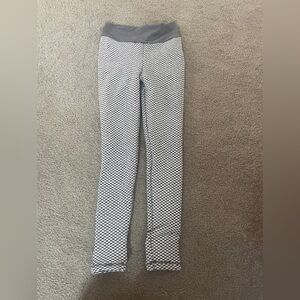 Work out leggings perfect for gym. Size small with butt scrunch